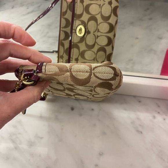 COACH PARK SIGNATURE MEDIUM WRISTLET WITH POCKET- BROWN WITH BURGUNDY TRIM - Picture 8 of 13